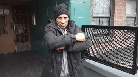 George Cartagena asegura que su familia el invierno pasado tuvo que encender el horno para no congelarse.