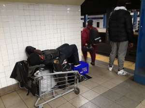 Buscan a pareja sospechosa de balear a joven en el Metro de Nueva York