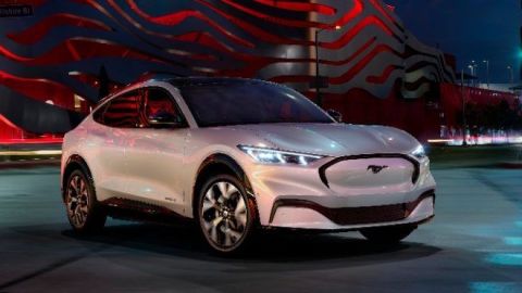 La Ford Mustang Mach-E llegará en el 2021, pero puede ser apartada por $500 en línea