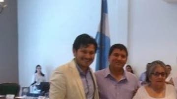 Adelma cursó en la escuela nocturna y recibió el diploma junto a su familia.
