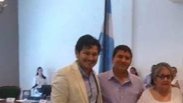 Adelma cursó en la escuela nocturna y recibió el diploma junto a su familia.