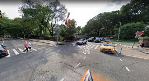 5 Av con 96 St, frente a Central Park