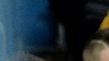 Imágenes de televisión en vivo mostraran a un seguidor haciendo gestos racistas.