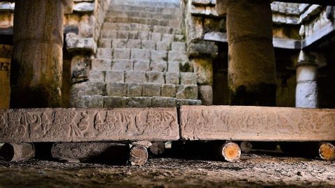 Fragmentos de una mesa de piedra hallados en Chichen Itzá.