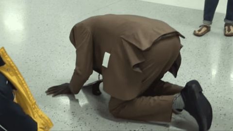 Hombre se reencuentra con su familia después de mucho tiempo.