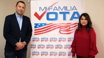 El director nacional de Mi Familia Vota, Héctor Sánchez Barba (i), y la directora del capítulo de Nevada, Cecia Alvarado.