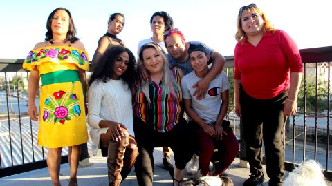 Anandrea Molina con miembros de la comunidad trans.