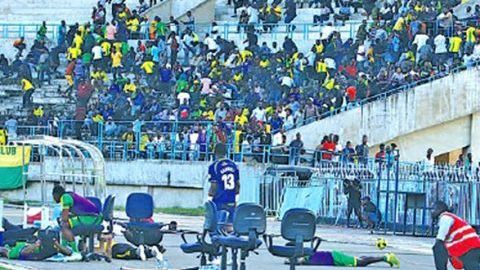 Los jugadores se tiraron al piso para resguardarse.