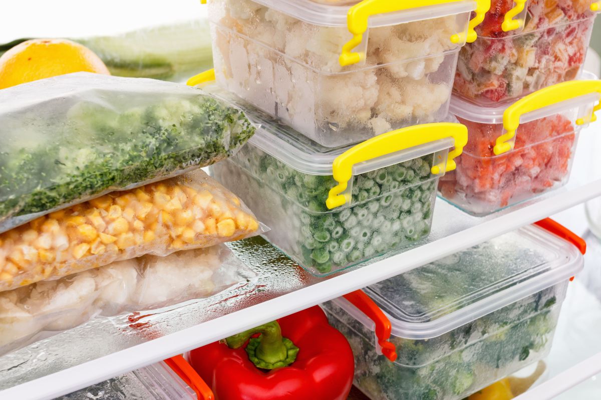 Descongelar los alimentos de manera adecuada es una medida de seguridad para evitar bacterias patógenas.
