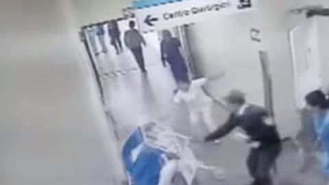 La rueda de la camilla se salió y la anciana cayó.