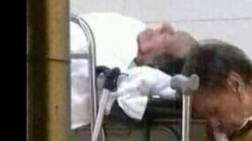 La mujer pasa día y noche al lado de su esposo.