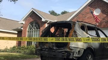 Dos ataques a casa de policía en Texas.