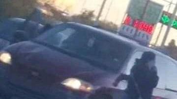 El cuerpo del hombre permaneció tendido sobre el pavimento por casi una hora hasta que llegaron al lugar los cuerpos de emergencia.