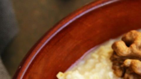 oat porridge with berries for breakfast