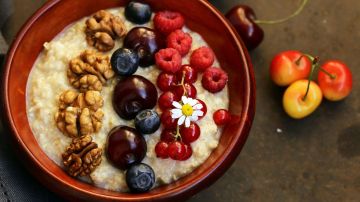 oat porridge with berries for breakfast