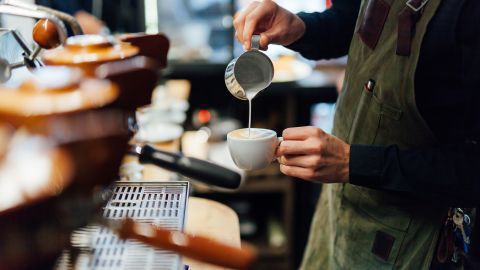 Trabajadores como baristas o empleados de cadenas tienen contratos con cláusulas que limitan su movilidad laboral./Shutterstock