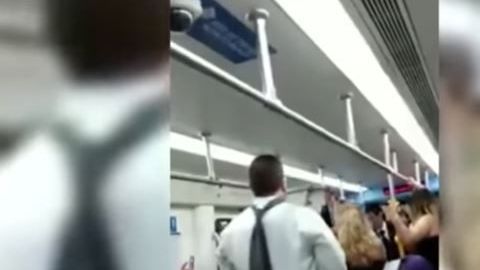 Los novios siguieron la fiesta en el metro.