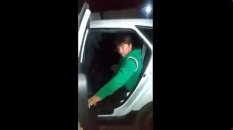 El sacerdote se tambaleaba ante los reclamos de la gente.