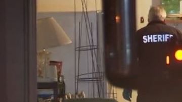 La investigación comenzó luego de que el domingo pasado vecinos descubrieron el cuerpo de una mujer.