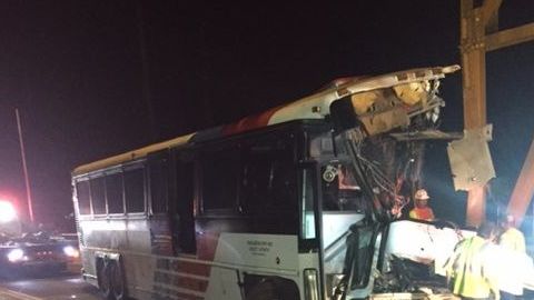 Así quedó el autobús contratado por ICE tras chocar en Texas.