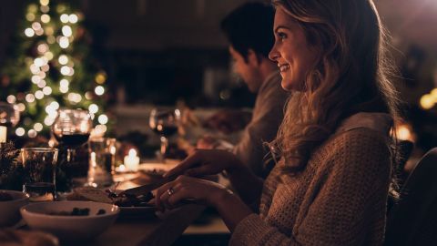 mujer cena navidad año nuevo