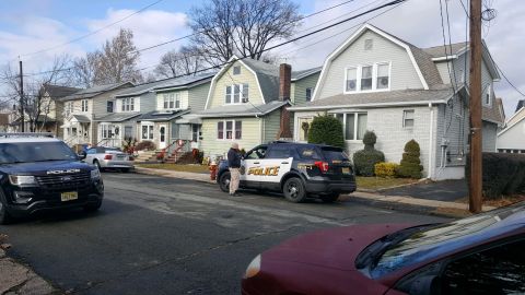 Oficiales custodiando afuera de la casa del oficial Joseph Seals en la avenida Ilford, North Arlington.