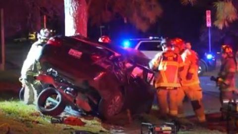 El conductor quedó atrapado en el auto.