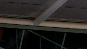 Vista de los impactos de bala en los vidrios del Coliseo de Puerto Rico