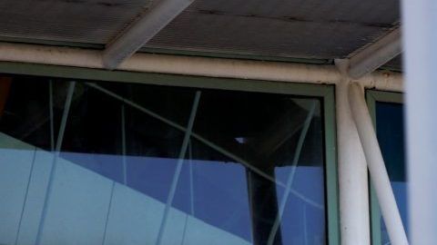 Vista de los impactos de bala en los vidrios del Coliseo de Puerto Rico