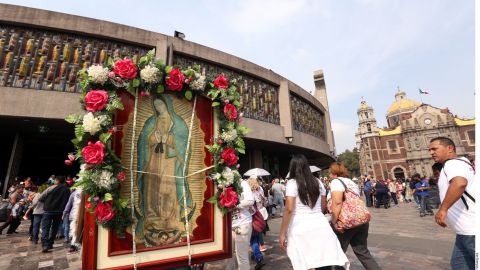 Los infieles luego le rinden cuentas a la virgen.