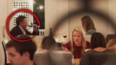 Crítico de restaurante descubre a esposo infiel.