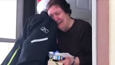 Mujer de 77 años recibe un regalo sorpresa esta Navidad.