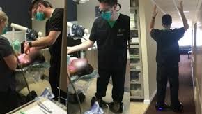 Dentista opera a paciente sobre un patinete