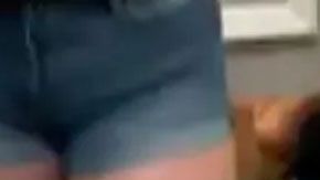 Hombre espía a mujer en el probador de ropa.