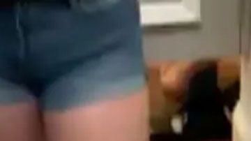 Hombre espía a mujer en el probador de ropa.