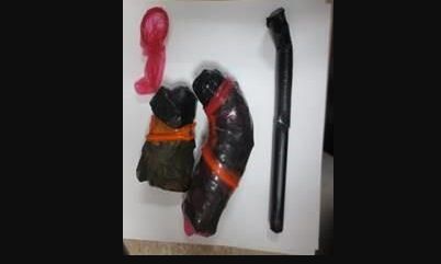 Lo que llevaba oculto en sus partes íntimas.