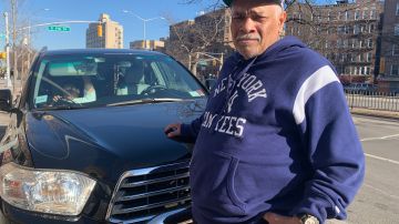El taxista dominicano Ramón Camacho espera hacerse su agosto en el fin de las fiestas