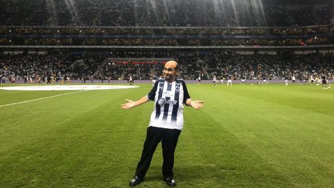 El comediante publicó una fotografía con el jersey de la Pandilla.