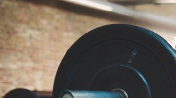 Las mujeres también pueden levantar pesas.