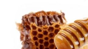 A la miel natural o cruda se le atribuyen grandiosos beneficios antiinflamatorios, antibacterianos y antibióticos.