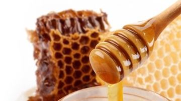 A la miel natural o cruda se le atribuyen grandiosos beneficios antiinflamatorios, antibacterianos y antibióticos.