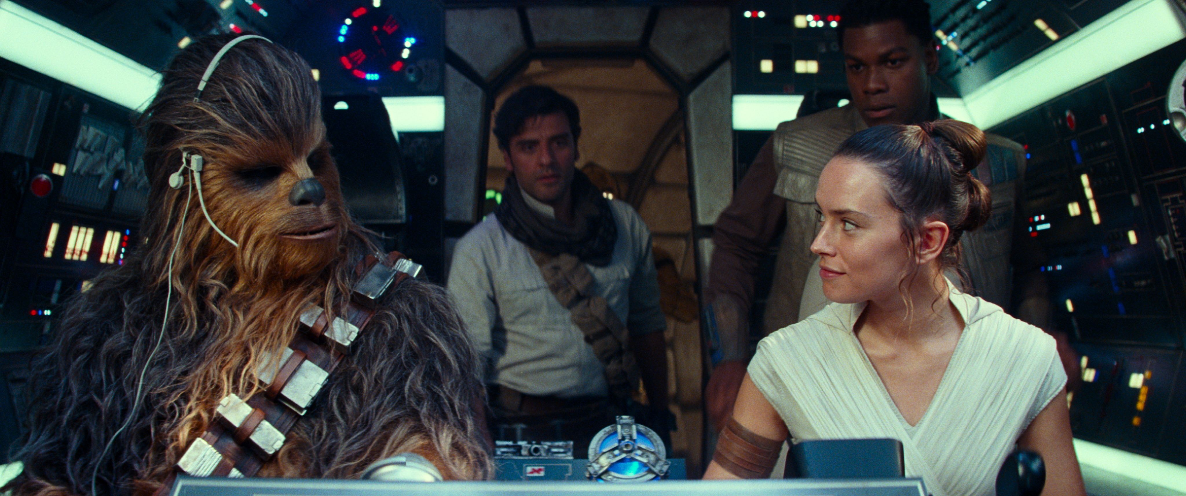 Chewbacca (Joonas Suotamo), Rey (Daisy Ridley), Finn (John Boyega) junto a Poe Dameron (Isaac) en la nave Millenium Falcon.