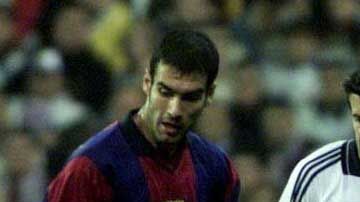 Pep Guardiola y Luis Figo en sus épocas como jugadores.