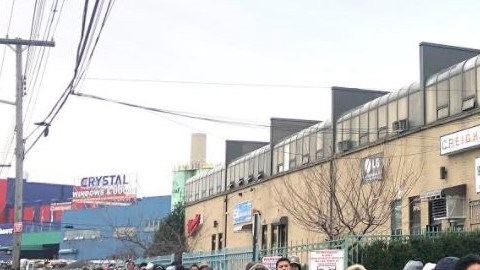 Cientos de personas hicieron fila en las afueras de la Oficina de Motores y Vehículos de College Point, en Queens, en otras oficinas de NYC.