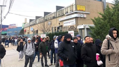 Cientos de personas hicieron fila en las afueras de la Oficina de Motores y Vehículos de College Point, en Queens, en otras oficinas de NYC.