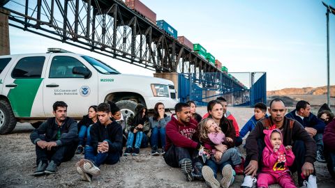 Un grupo de migrantes brasileños detenidos en la frontera.