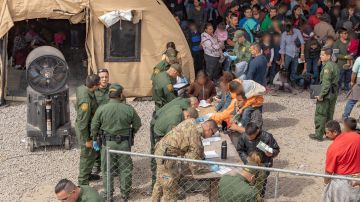 Patrulla Fronteriza en El Paso procesa a solicitantes de asilo.