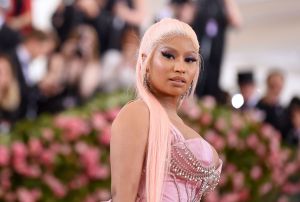 Fanáticos le ruegan a Nicki Minaj que se comporte como una "celebridad normal" y le hacen una gran petición