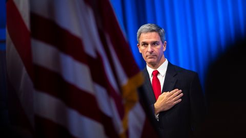 El director interino de USCIS, Ken Cuccinelli, ha acelerado el cambio de reglas migratorias.