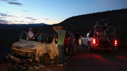 La masacre de miembros de la familia LeBarón abre nuevo debate sobre cómo enfrentar al narco.